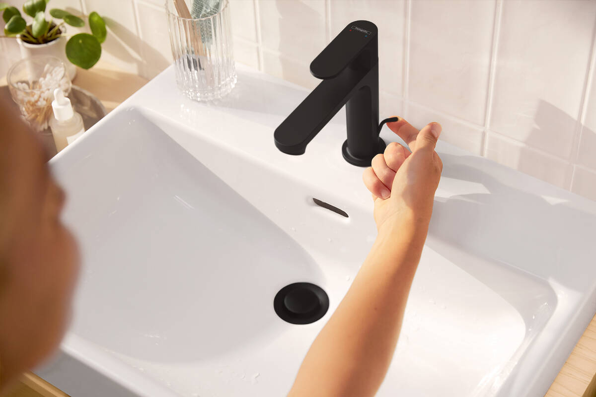Смеситель для раковины Hansgrohe Rebris S  с донным клапаном черный матовый 72517670 - 3